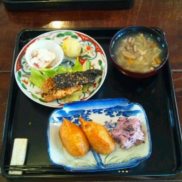 Snapdishの料理写真:*お稲荷さん*赤飯*ごま鶏焼き*長芋梅肉和え*塩麹じ汁*
*きなこクッキー*バナナパウンドケーキ|acaneさん