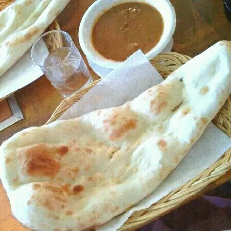 チキンカレーと巨大ナン！◎ふかふかで、とってもおいしいー(*^_^*)|m i h o ◎さん