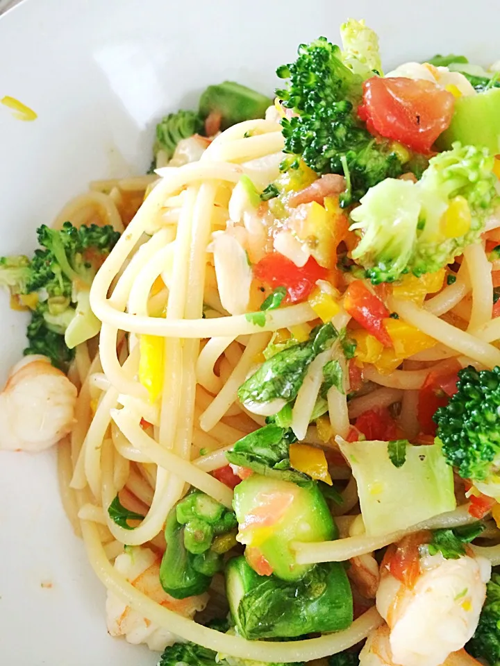 Pasta with tomatoes, asparagus, broccoli and prawns|12Dragonさん