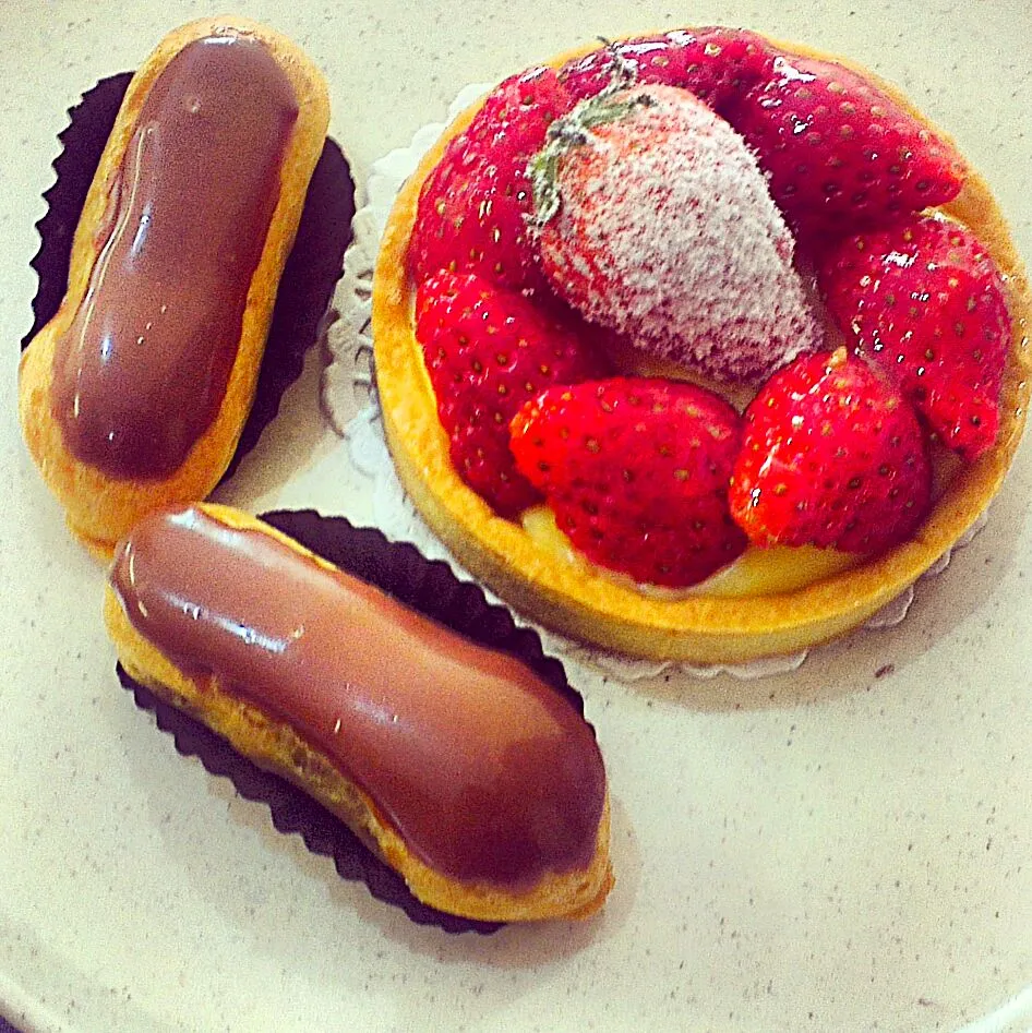 Snapdishの料理写真:Straw' Pista Tart and Chocolate Eclair|vileenLさん