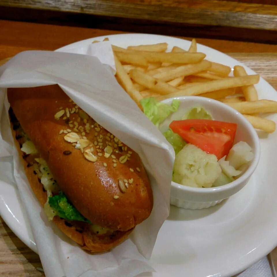 朝から用事を済ませてきて遅めの朝ごはん。
ローストチキンと温野菜のラクレットチーズサンド。朝食べたい時に和カフェがあったらなぁとすごく思う(-""-;)|ゆきさん