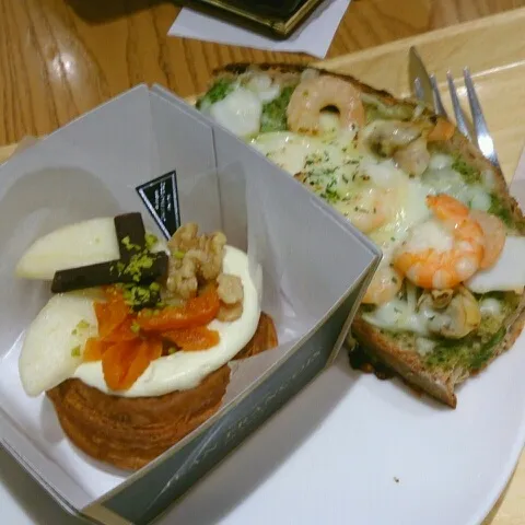 Snapdishの料理写真:15日から１日も休まず働いて今年はこの先も休みがない(-""-;)ということで早く帰れる日は帰ってきちゃった☆ランチに近所のパン屋でパン買ってたけど、先輩にあげてお気に入りパン屋でランチ。笑|ゆきさん