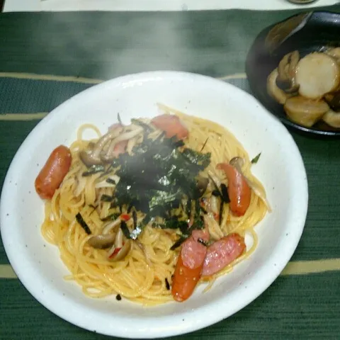 ペペロンチーノと里芋の煮物。あ、どっちもしめじ入ってる(^^;
ペペロンチーノはかぐら南蛮の麹漬けで味付け☆|ゆきさん