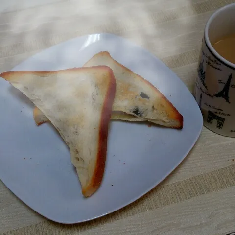 Snapdishの料理写真:今日はゆっくりな出勤☆食パンに色々詰めてトーストしてみました。
半分はさつま芋とリンゴのコンポート、残りは羊羹とバター。餡バター大好き(*´ω｀*)|ゆきさん