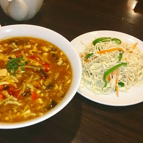 中華粥の美味しいお店でご飯☆
干し豆腐の和え物、サンラータン麺、大根餅、水餃子、お粥です( ´∀｀)
すごく安かった！二人で3700円。|ゆきさん