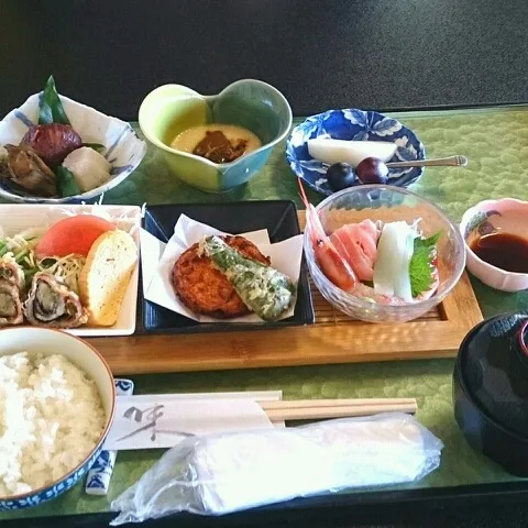 今日のランチはママと一緒に和食屋さん。
牛肉の野菜巻きや手作りさつま揚げ、栗の渋皮煮などなど、こんなにいっぱいで1500円。大満足(*´ー｀*)|ゆきさん