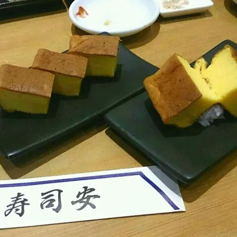 Snapdishの料理写真:昨日から新潟に来ています( ´∀｀)友達の会社の人のマラソンの応援に便乗して。笑
前回も来た寿司安さんへまた行ってきました。カステラという名の玉子焼きは焼くのに一時間半かかるので15食限定☆|ゆきさん