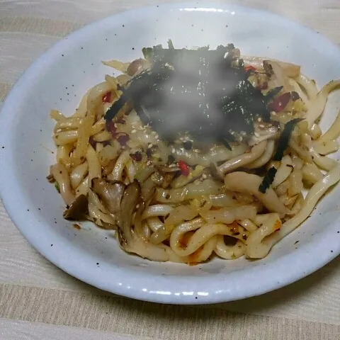 茸と白菜の…焼きうどん？？(^-^;
ごまと高菜で炒めてなかなか美味しかった(*^^*)|ゆきさん