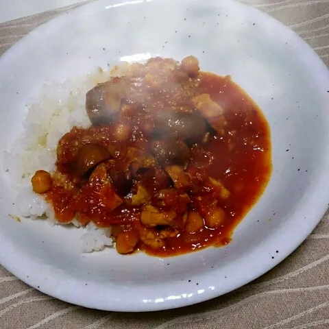 トマトが余ってたので作った鶏肉と豆とマッシュルームのカレー。
あったものを適当に入れた割には思いの外美味しくてびっくり(。-∀-)
インド料理教室行っててよかったなぁ☆|ゆきさん