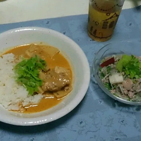 レッドカレー＆ヤムウンセン！
パクチーが食べたくて食べたくてエスニックdayになりました(*´∀｀)
そして日曜日に作ったケーキがまだ残っている。。笑|ゆきさん