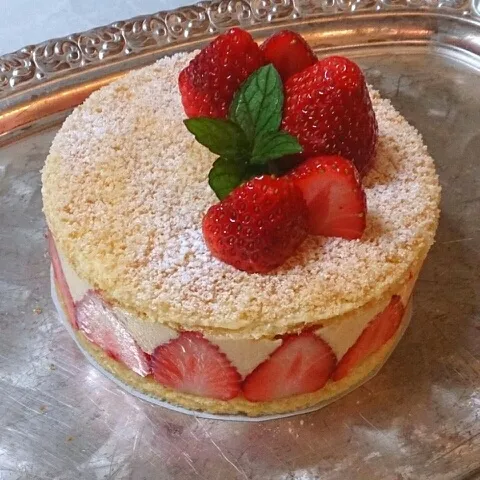 本日はフレジェ。いちごのケーキです(*^-^*)
クリームはカスタードクリーム。|ゆきさん