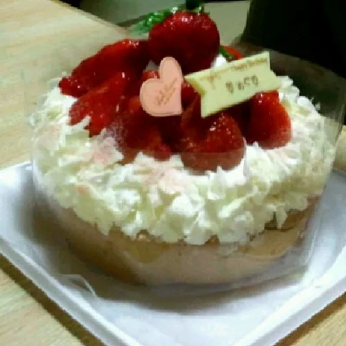 横からの写真ですが、友達のお誕生日ケーキ。ホテルの部屋の備え付けの冷蔵庫にケーキを仕込んでおいてサプライズパーティーしました(*´∇｀)ﾉ　喜んでくれたぁ☆|ゆきさん