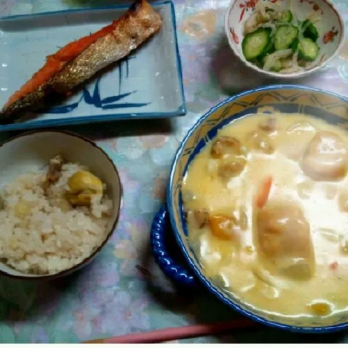 ママが作ったご飯(*^^*)食べて、東京に戻ってきました。
栗ご飯、南瓜シチュー、焼き鮭、酢の物です。なんだか和洋折衷だけど、それも母らしい。笑|ゆきさん