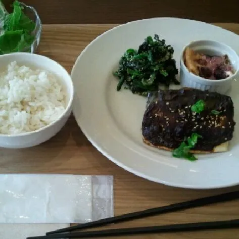 昨日のlunch。今週オープンしたお店で。鯖のくるみ味噌焼き、ほうれん草の胡麻和え、フルーツクラフティにサラダ、玄米で￥880。オーガニックで美味しいです☆|ゆきさん