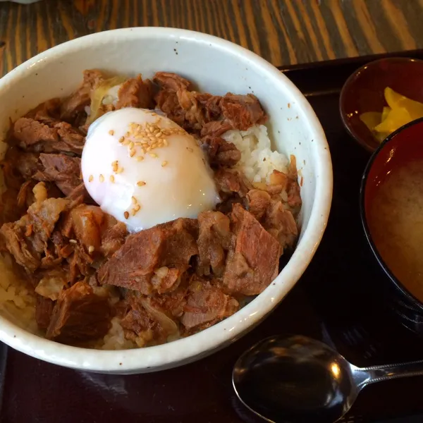 ちゃんと人気を調べて行った！牛スジ煮込み丼500円！|ゆきこぱんださん