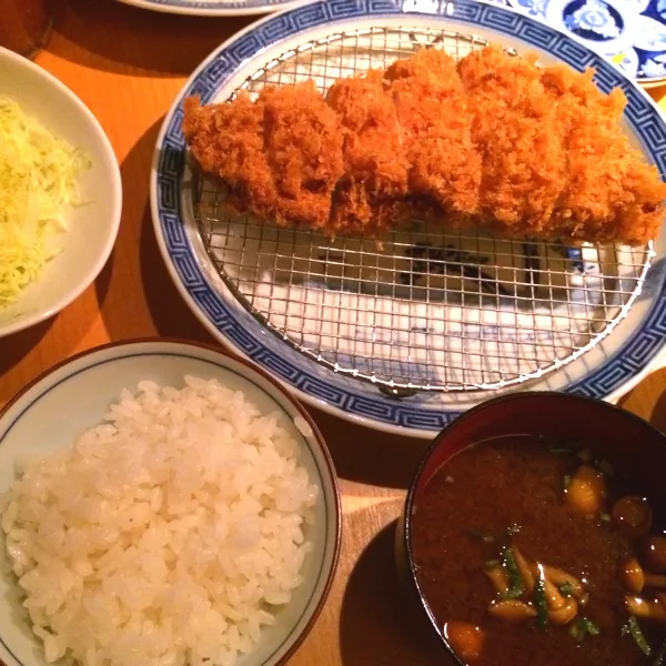 気になってた豚組食堂！お昼入れなかったからリベンジ！安くておいしい(´ω｀) チーズは豚の形してるって書いてあったのにカットされて出てきた(´ω｀)|ゆきこぱんださん