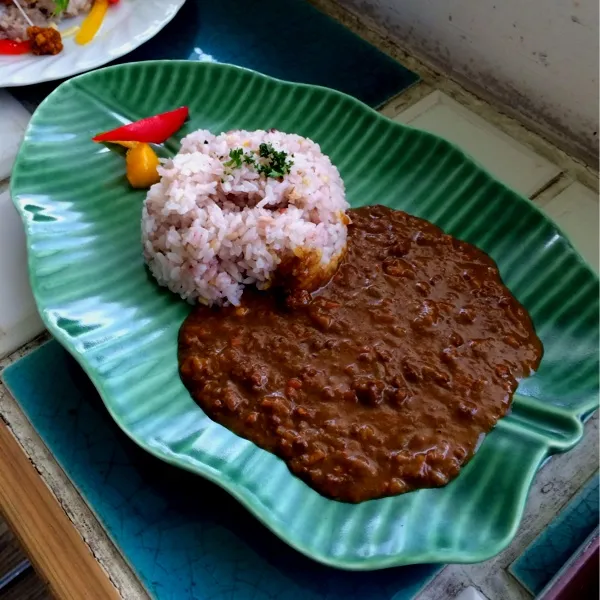 Snapdishの料理写真:最後のご飯は石垣牛キーマカレー！サラダとかがビュッフェで、お昼からワインも飲み放題♡海が真正面のテラス席！|ゆきこぱんださん