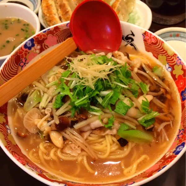 きのこあんかけラーメン、チャーハン(とんこつスープ付き)、餃子(2種タレ付き)！ぜんぶ期間限定(๑╹ω╹๑)|ゆきこぱんださん