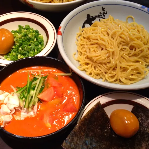 冷やしトマトつけ麺！トマト、きゅうり、玉ねぎたっぷりでこれはこれで美味しいけど完全にイタリアンヽ(oﾟｪﾟo)ﾉ|ゆきこぱんださん