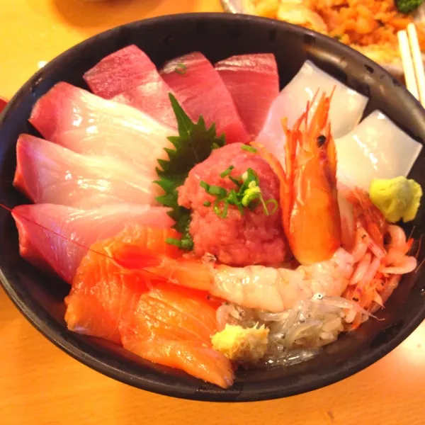 沼津の海鮮丼と海鮮かき揚げ！このかき揚げかなりでかいです！|ゆきこぱんださん