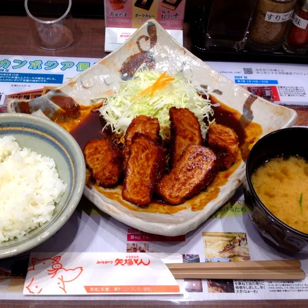 初 矢場とん！ヒレカツ～！ナゴド前の店なので店内はドラゴンズ仕様です(●´ー｀●)|ゆきこぱんださん