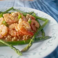 Snapdishの料理写真:Shrimp sauteed soy sauce, garlic , coconut oil , topped with minced parsley.  Brown rice and steamed asparagus|Mario Mさん