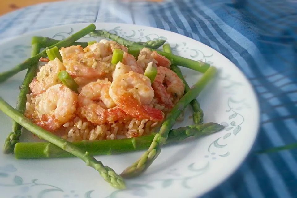 Shrimp sauteed soy sauce, garlic , coconut oil , topped with minced parsley.  Brown rice and steamed asparagus|Mario Mさん