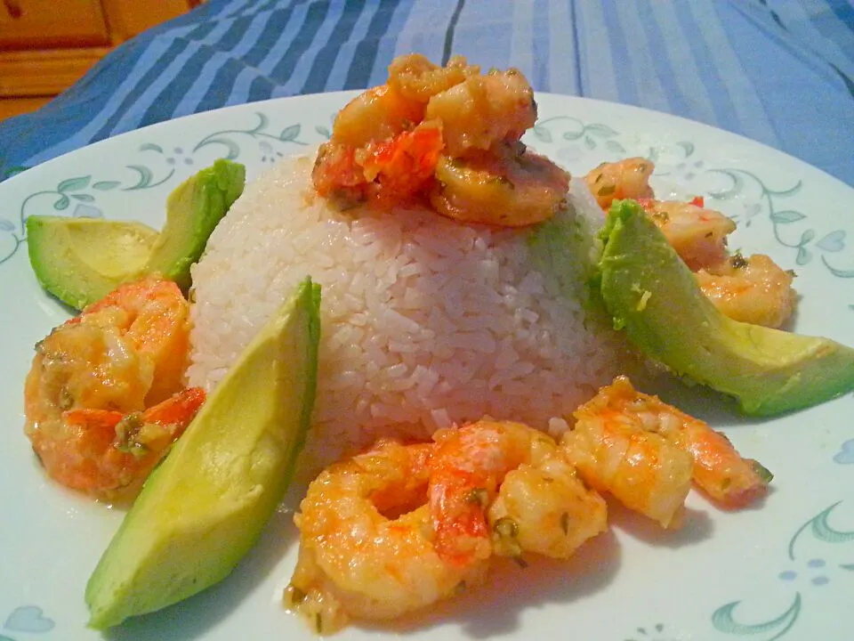 Snapdishの料理写真:Shrimp seared . white rice , avocado|Mario Mさん