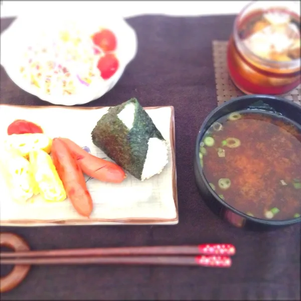 今日の朝食べたやつ。ノセルノワスレテター。
僕はおにぎりが好きなんだなぁ。あと赤味噌。笑|ちえみんさん