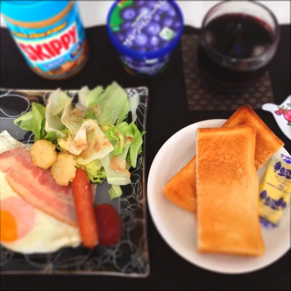 Snapdishの料理写真:バタコだけど。朝ごはんはちゃんとたべたよー。ヒントは外食の時にある。ただ食べるだけではなく、自分もこんなの作りたい、食べてもらいたいと思いながらたべる。するともっとおいしー(=´∀｀)人(´∀｀=)|ちえみんさん