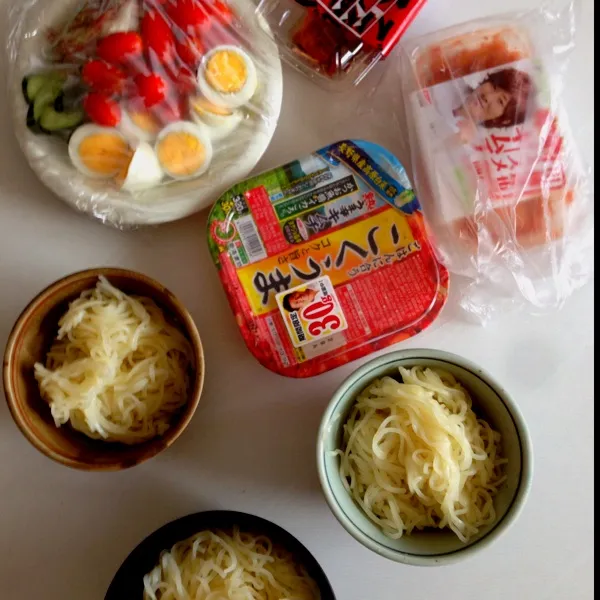 Snapdishの料理写真:みんなで冷麺。
http://youtu.be/IBvoMiyu4mE
笑    よく食べてよく食べてよく食べる。キムチ川越さーん。|ちえみんさん