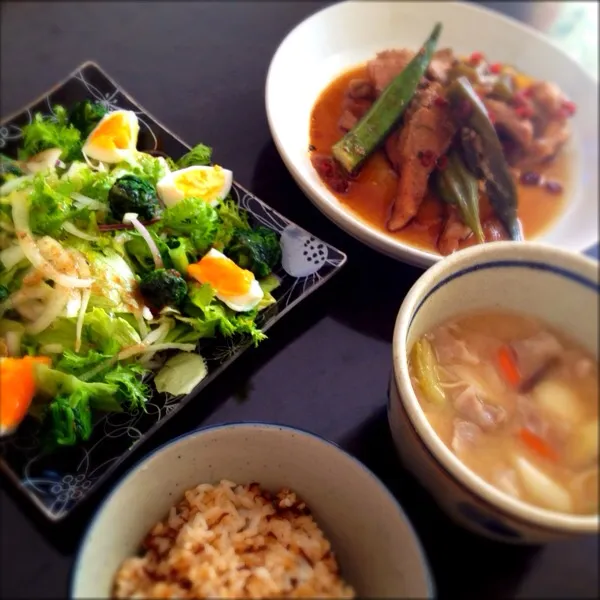 昨日とかわって…はやく帰ってこれたのでご飯つくた🎶野菜たっぷりの豚汁で温まりますょ😊ほうれん草を丸め中に柚子胡椒いれサラダと食べるとピリ辛で美味しかなとつくてミタぞよ。いただきます。|ちえみんさん