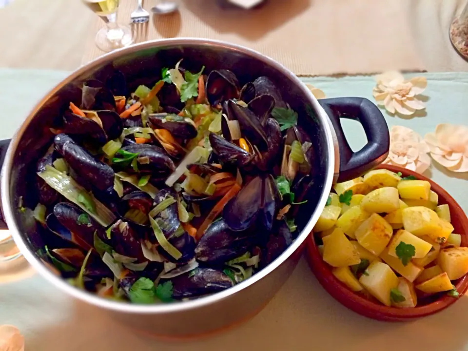 ムール貝の白ビール蒸しとジャガイモの付け合わせ mussels with white beer|chocolatteさん