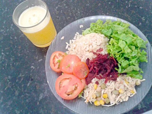 Snapdishの料理写真:13/03/2014 - almoço

frango desfiado com ervilha e milho + arroz integral + alface + tomate + beterraba
suco de maracujá|Gabriela Baptistaさん