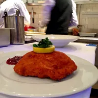 Wiener schnitzel with lingonberry|Gardner Olesonさん