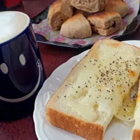 Snapdishの料理写真:どこかのカフェ風♪チーズトーストとカフェラテ♡|ヨッチンさん