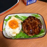 明日のお弁当（≧∇≦）ロコモコ丼(*^_^*)ハンバーグに牛乳と卵の代わりにマヨネーズを入れたら肉汁がブワッて出てきた(((o(*ﾟ▽ﾟ*)o)))明日楽しみだなー♡|あかりさん