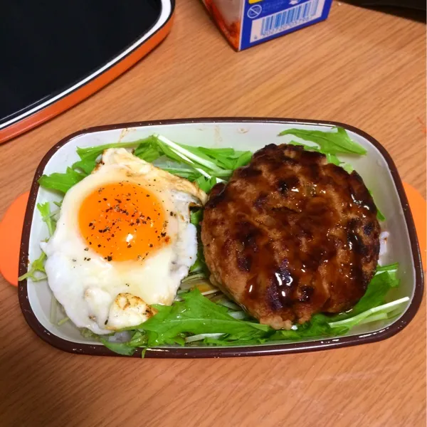 明日のお弁当（≧∇≦）ロコモコ丼(*^_^*)ハンバーグに牛乳と卵の代わりにマヨネーズを入れたら肉汁がブワッて出てきた(((o(*ﾟ▽ﾟ*)o)))明日楽しみだなー♡|あかりさん