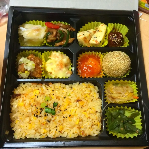 勉強会でいただいたお弁当(o^^o)ゴマ団子がすっごく美味しかったー♡|あかりさん