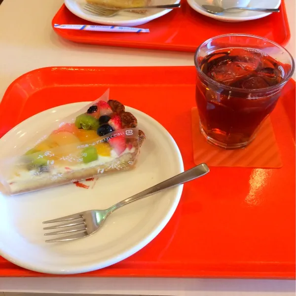 フルーツタルトとトロピカルティー(^L^)スナッフルスのケーキは初めて食べました♡おいしかった(((o(*ﾟ▽ﾟ*)o)))|あかりさん