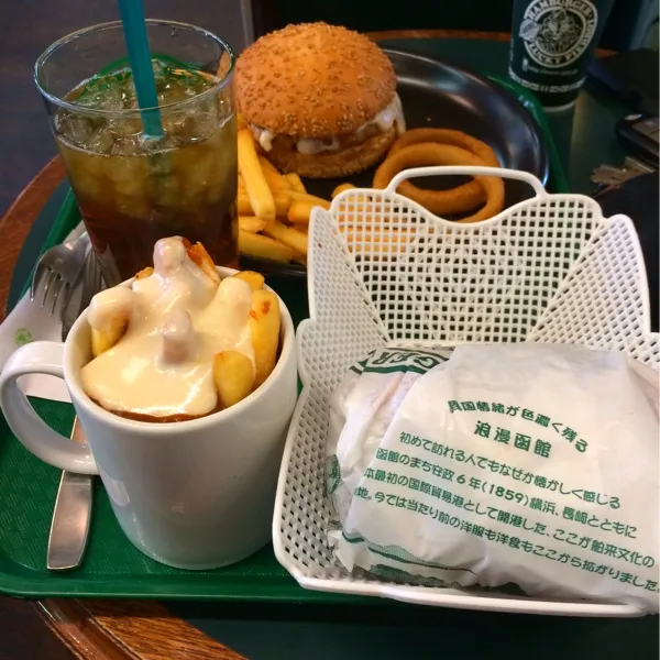 函館観光(*^^*)チャイニーズチキンバーガーセットとヨーグルトシェイク(((o(*ﾟ▽ﾟ*)o)))すごいボリュームでおいしかった(^ ^)|あかりさん