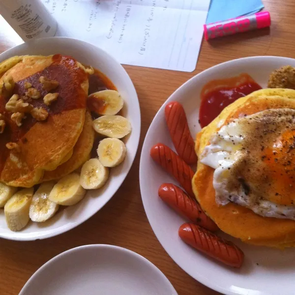 今日はお休みだったのでパンケーキ作りました(*^o^*)ごちゃごちゃテーブル写っちゃったけど‥（´-`）.｡oO（笑
ばななキャラメルソースパンケーキとウインナーエッグパンケーキ♡|あかりさん