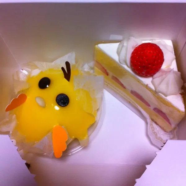 Snapdishの料理写真:いちごのショートケーキとピーちゃんケーキ(●´ー｀●)ピーちゃんケーキはチョコばなな味でした♡|あかりさん