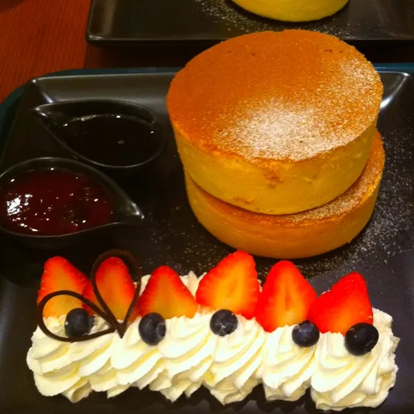 ベリーのパンケーキ、名前忘れちゃったけどチョコソースのったカフェオレ(*^^*)ふわふわで美味しかったー♡でもすごいボリュームでした！|あかりさん