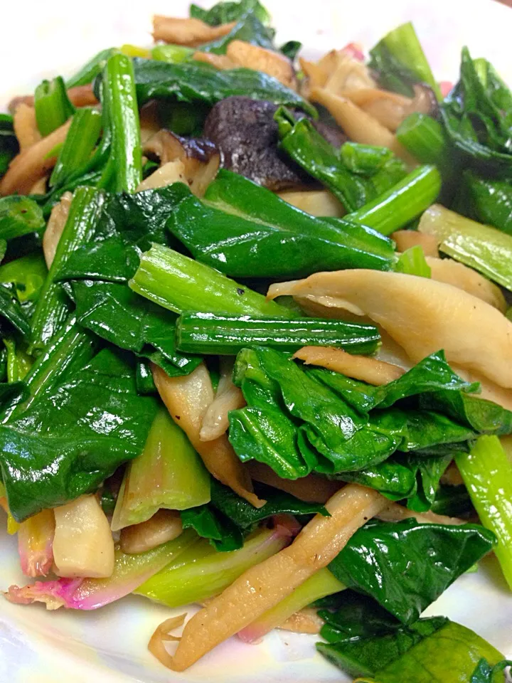 Spinach with two types of mushrooms in olive oil.:) healthy|Lotlot Annaさん