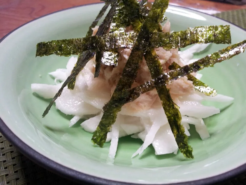 Snapdishの料理写真:長芋と由比の缶詰めオリーブ油とワサビ醤油で☆|じゃっきーさん