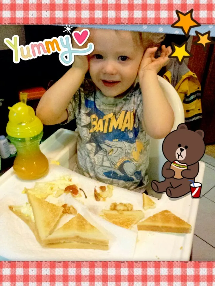 my son eating an egg salad sandwich, an apple, and carrot juice♡|Kompeito_cooksさん