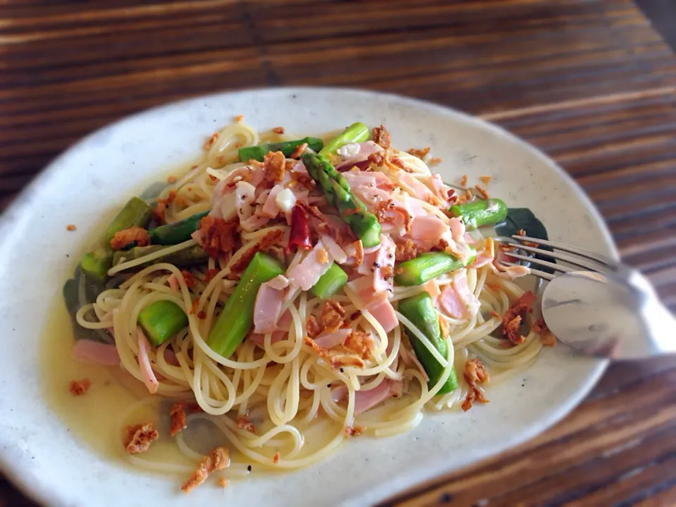 アスパラベーコンのパスタ|よっすぃさん