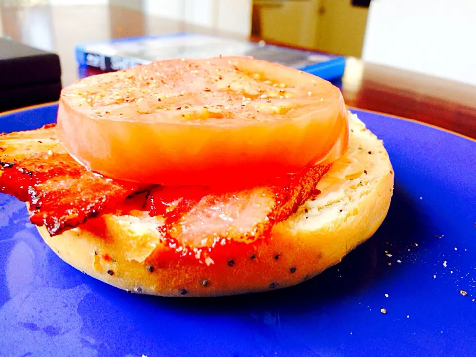 Bacon and tomato on an onion bagel|Kirsten Adachiさん