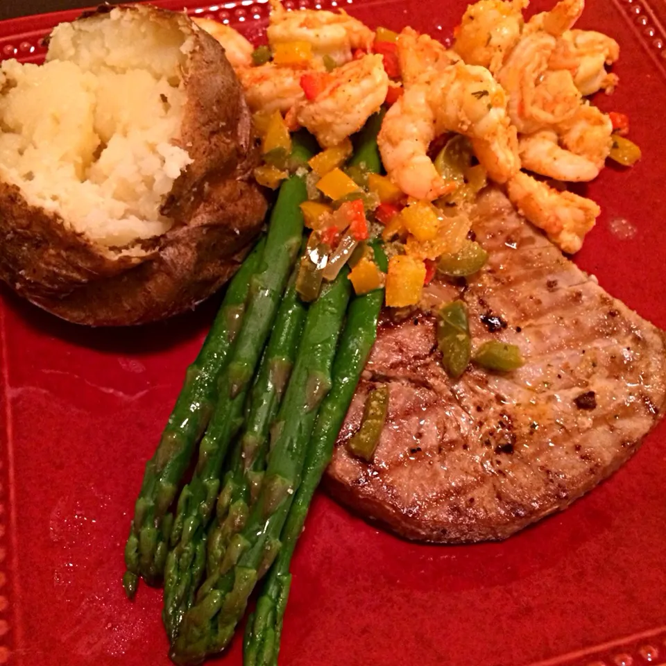 Yellowfin Tuna, Sautéed Shrimp, Baked Potato, Asparagus|Curt Chillさん